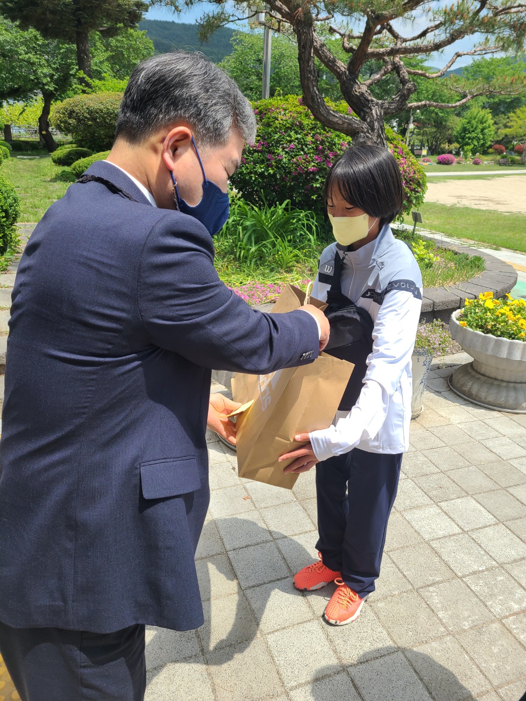 테니스 대회 참가선수 용품 지원